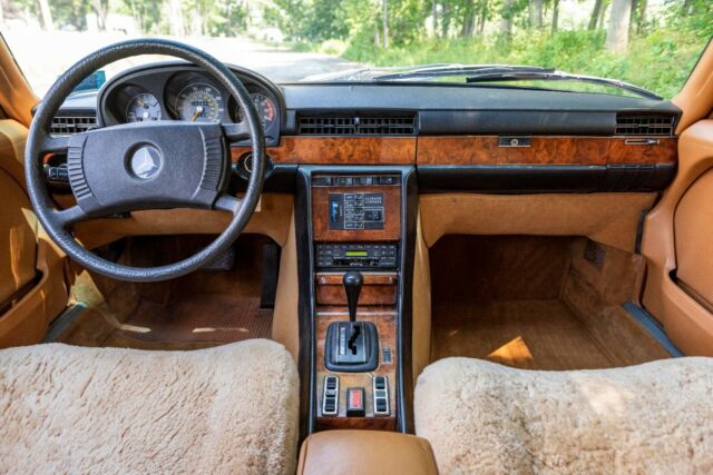 Mercedes-Benz 400-Series 1977 image number 34