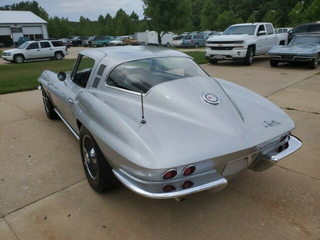 Chevrolet Corvette 1965 image number 32