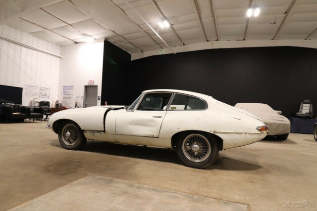 Jaguar E-Type 1967 image number 10