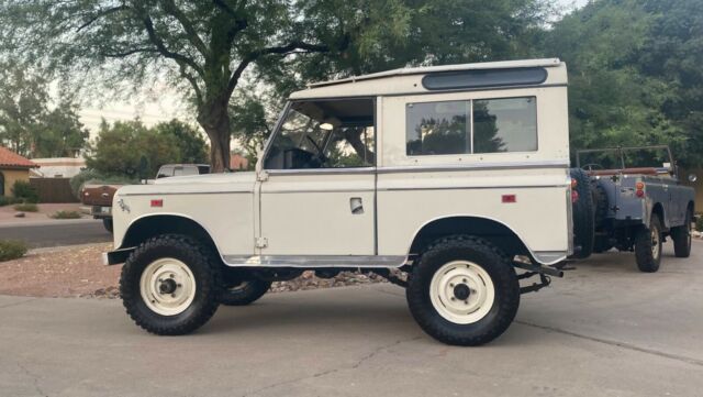 Land Rover Defender 1977 image number 0