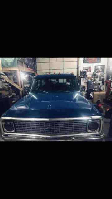 Chevrolet Suburban 1971 image number 0