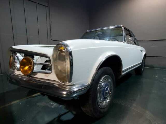 Mercedes-Benz SL-Class 1967 image number 19