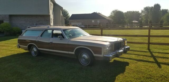 Ford Country Squire 1977 image number 0