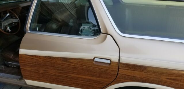 Ford Country Squire 1977 image number 14