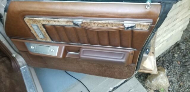 Ford Country Squire 1977 image number 19