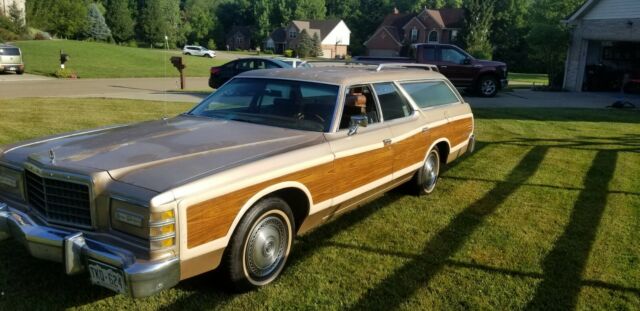 Ford Country Squire 1977 image number 2