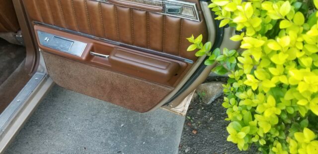 Ford Country Squire 1977 image number 20