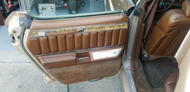 Ford Country Squire 1977 image number 22