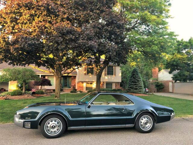 Oldsmobile Toronado 1966 image number 2