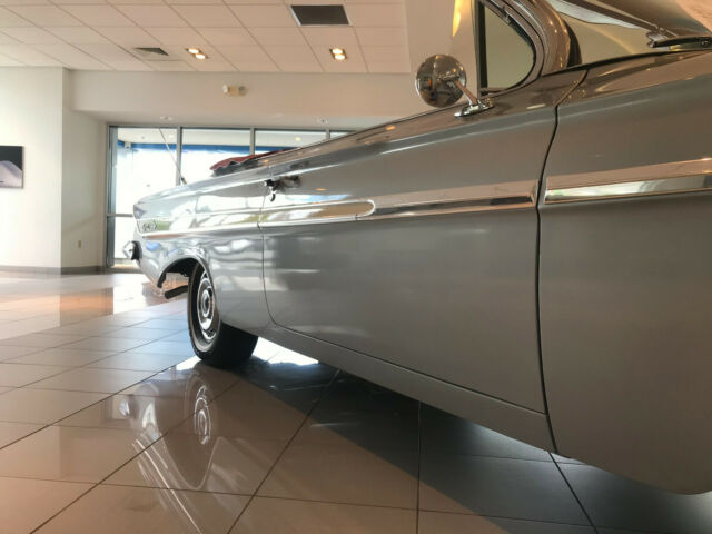 Chevrolet Impala 1961 image number 18