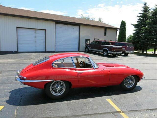 Jaguar E-Type 1965 image number 10