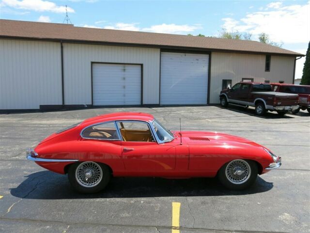 Jaguar E-Type 1965 image number 11