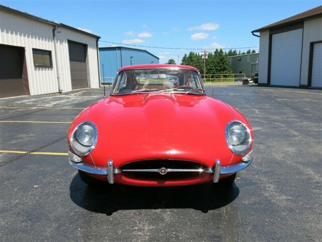 Jaguar E-Type 1965 image number 15