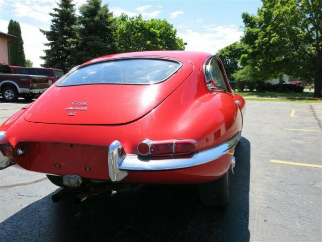 Jaguar E-Type 1965 image number 18