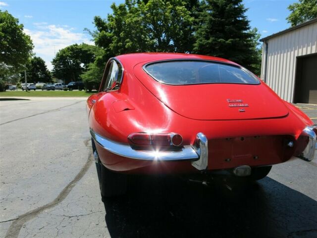 Jaguar E-Type 1965 image number 19