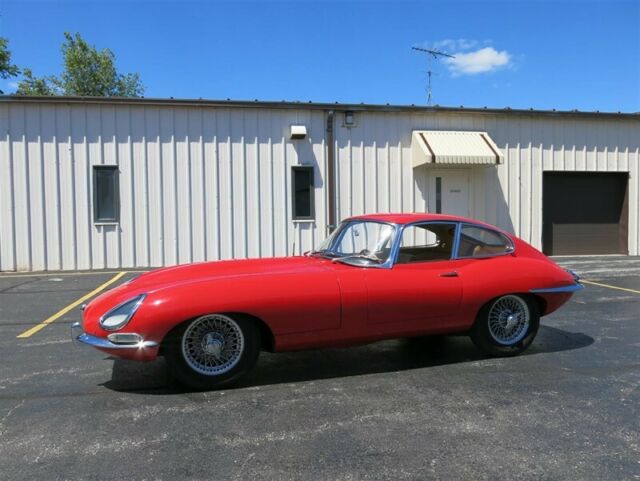 Jaguar E-Type 1965 image number 2