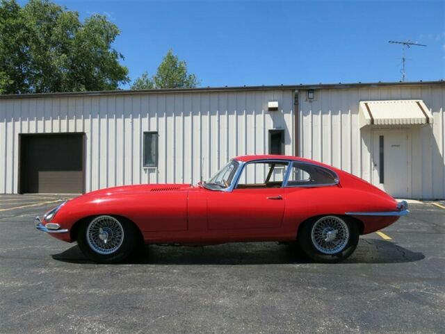 Jaguar E-Type 1965 image number 27