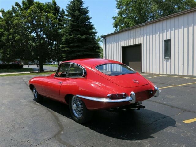 Jaguar E-Type 1965 image number 30