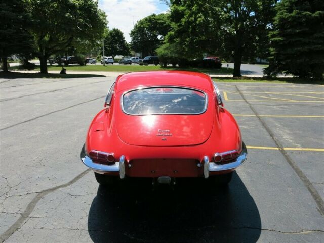 Jaguar E-Type 1965 image number 31