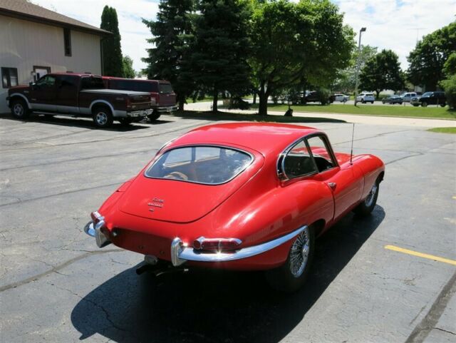 Jaguar E-Type 1965 image number 32