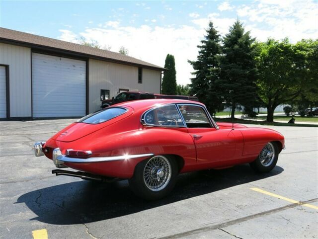 Jaguar E-Type 1965 image number 33