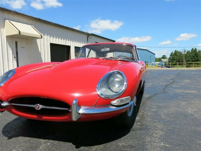 Jaguar E-Type 1965 image number 40