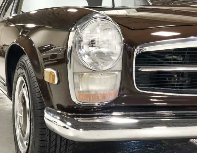 Mercedes-Benz SL-Class 1969 image number 19