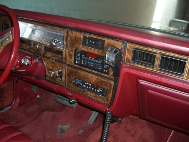 Lincoln Town Car 1979 image number 7