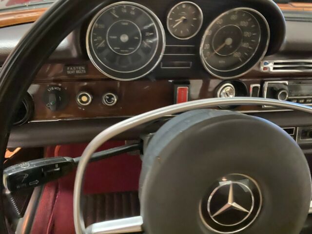 Mercedes-Benz 200-Series 1973 image number 11