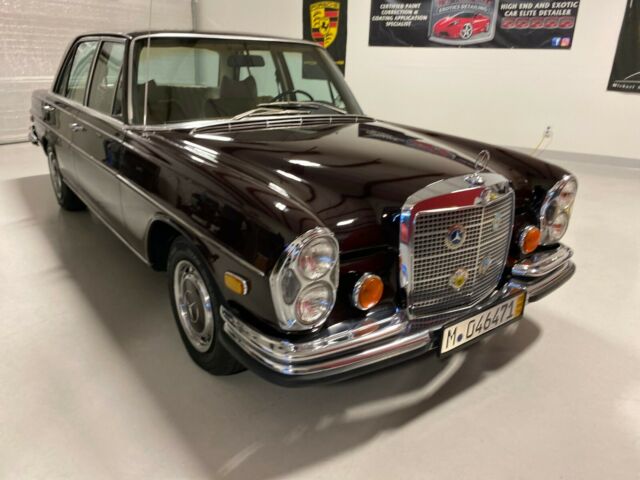 Mercedes-Benz 200-Series 1973 image number 27