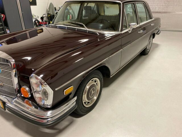 Mercedes-Benz 200-Series 1973 image number 28