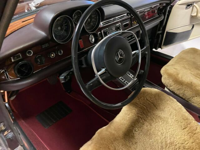 Mercedes-Benz 200-Series 1973 image number 34