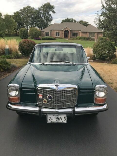 Mercedes-Benz 200-Series 1972 image number 1