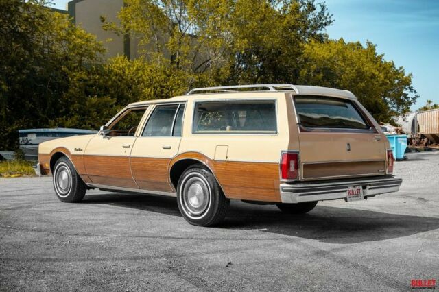 Oldsmobile Custom Cruiser 1977 image number 9