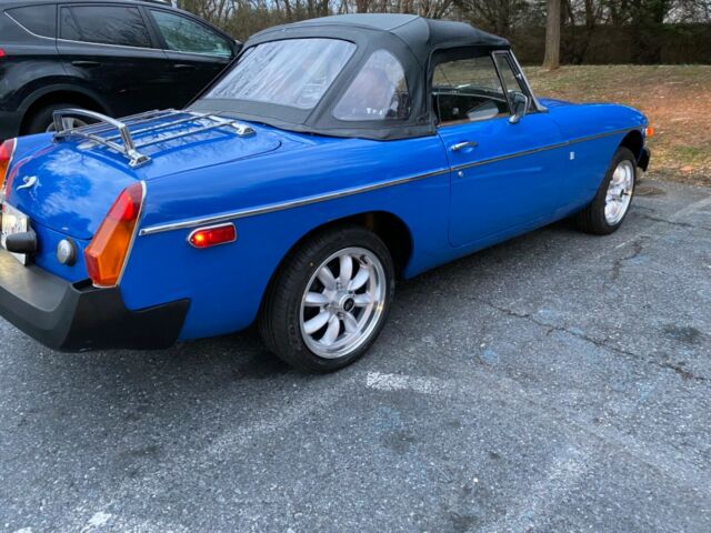 MG MGB 1977 image number 17