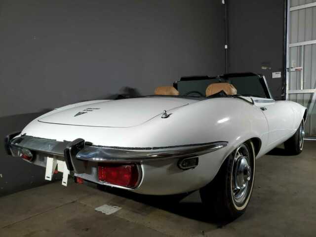 Jaguar E-Type 1971 image number 30