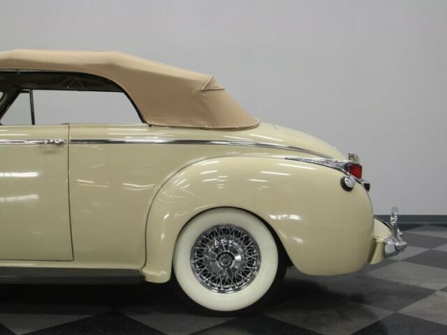 Dodge Luxury Liner 1941 image number 21