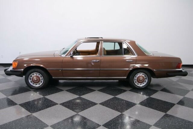 Mercedes-Benz 200-Series 1977 image number 26