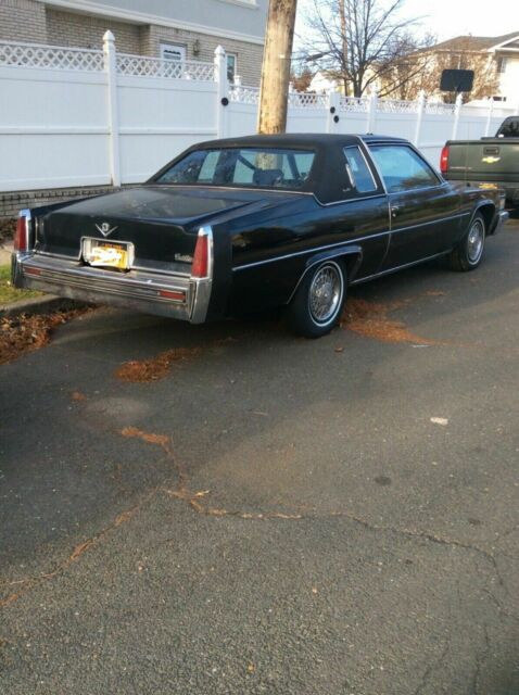 Cadillac DeVille Coupe 1977 image number 1