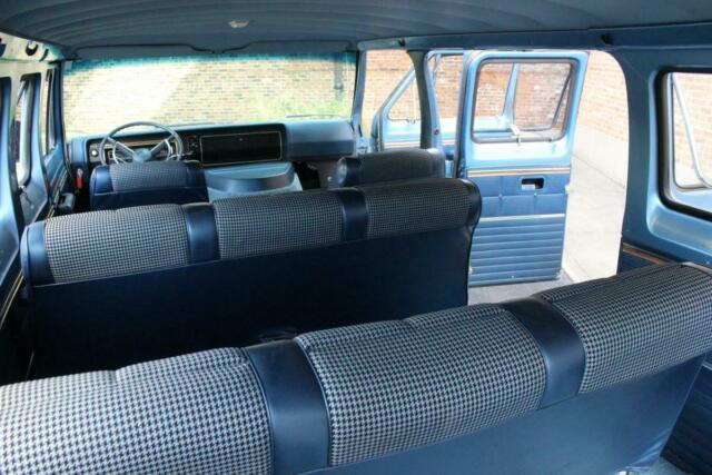 Ford Econoline Club Wagon 1974 image number 6