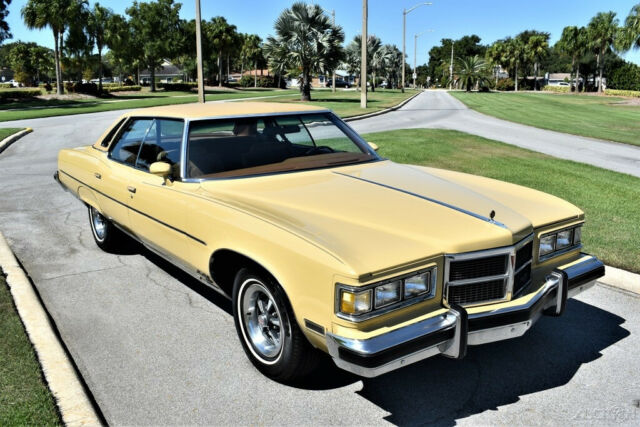 Pontiac Grandville 1975 image number 0