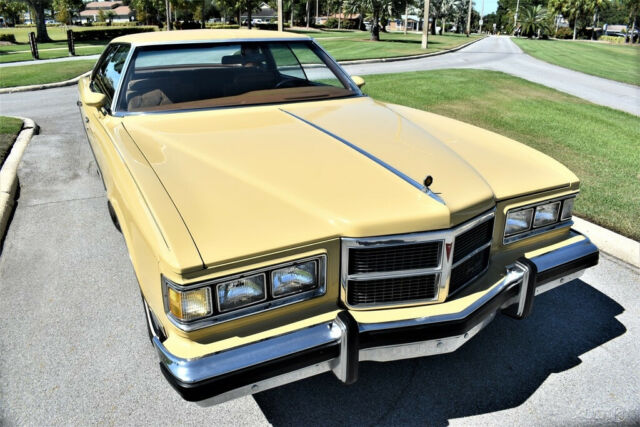 Pontiac Grandville 1975 image number 20