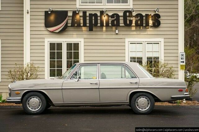 Mercedes-Benz 200-Series 1972 image number 27