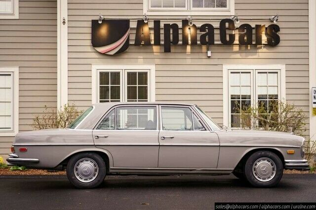 Mercedes-Benz 200-Series 1972 image number 7