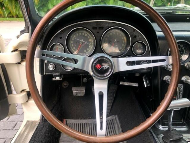 Chevrolet Corvette Stingray Convertible 1965 image number 17