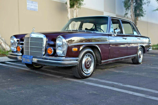 Mercedes-Benz 300-Series 1976 image number 23