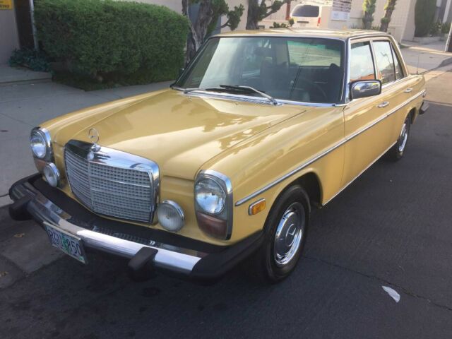 Mercedes-Benz 300-Series 1976 image number 27