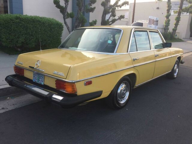 Mercedes-Benz 300-Series 1976 image number 28