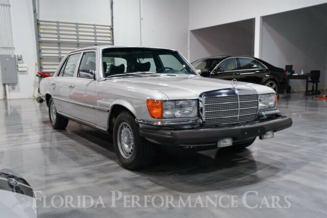 Mercedes-Benz 400-Series 1979 image number 33