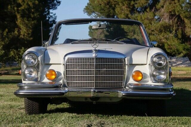 Mercedes-Benz 200-Series 1971 image number 1